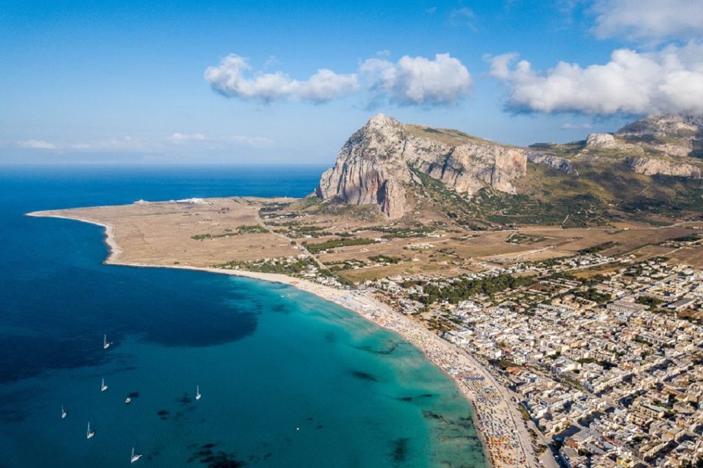 Συγκέντρωση το μεσημέρι στις 12:00 και αναχώρηση για Πάτρα. Επιβίβαση  στο πλοίο  όπου μετά από ένα ευχάριστο ταξίδι, θα καταπλεύσουμε στο Μπάρι. Διανυκτέρευση εν πλω